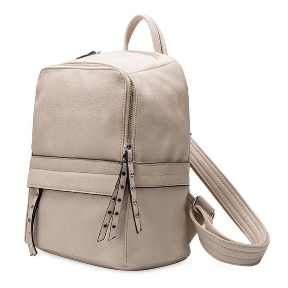 Lacey (Melie Bianco) - Picture 2 of 5