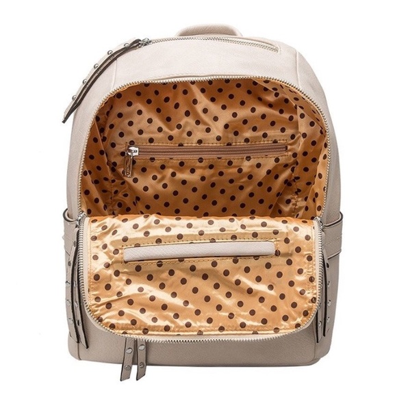 Lacey (Melie Bianco) - Picture 3 of 5