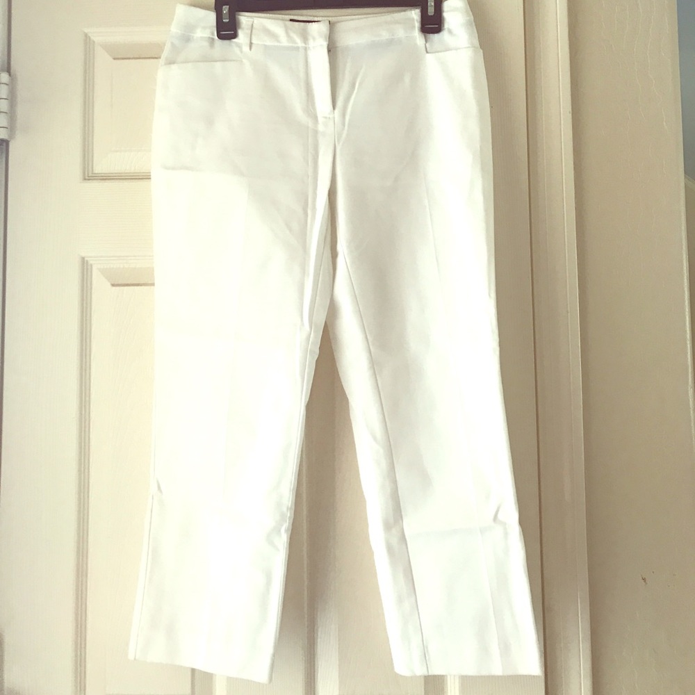 APT. 9 Modern Fit white capri slacks. Size 4