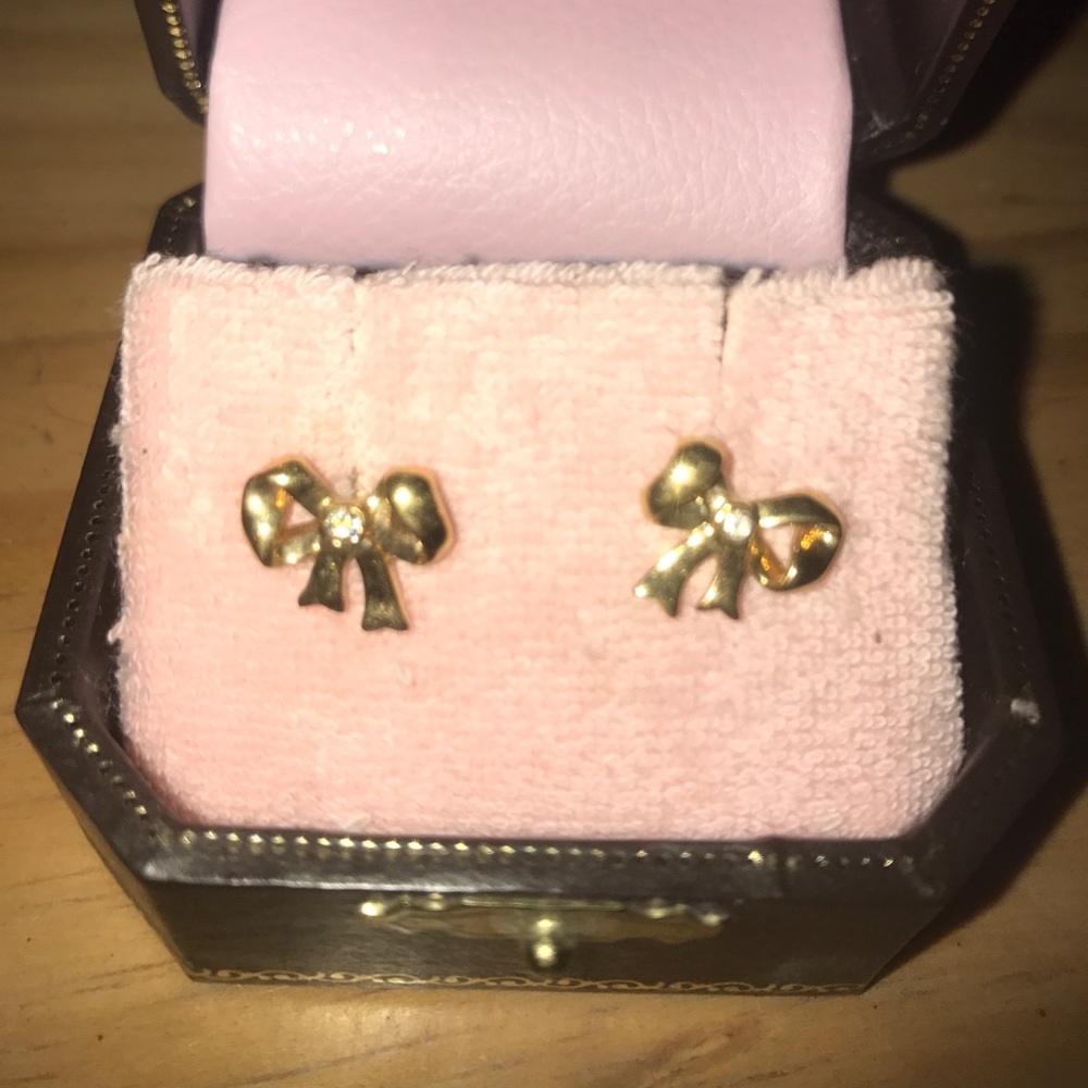 Gold bow earrings