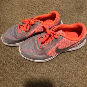Size 5Y Women’s Nike’s