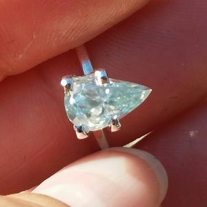 🍁SALE🍁~1.10ct VVS1 loose pear Moissanite.