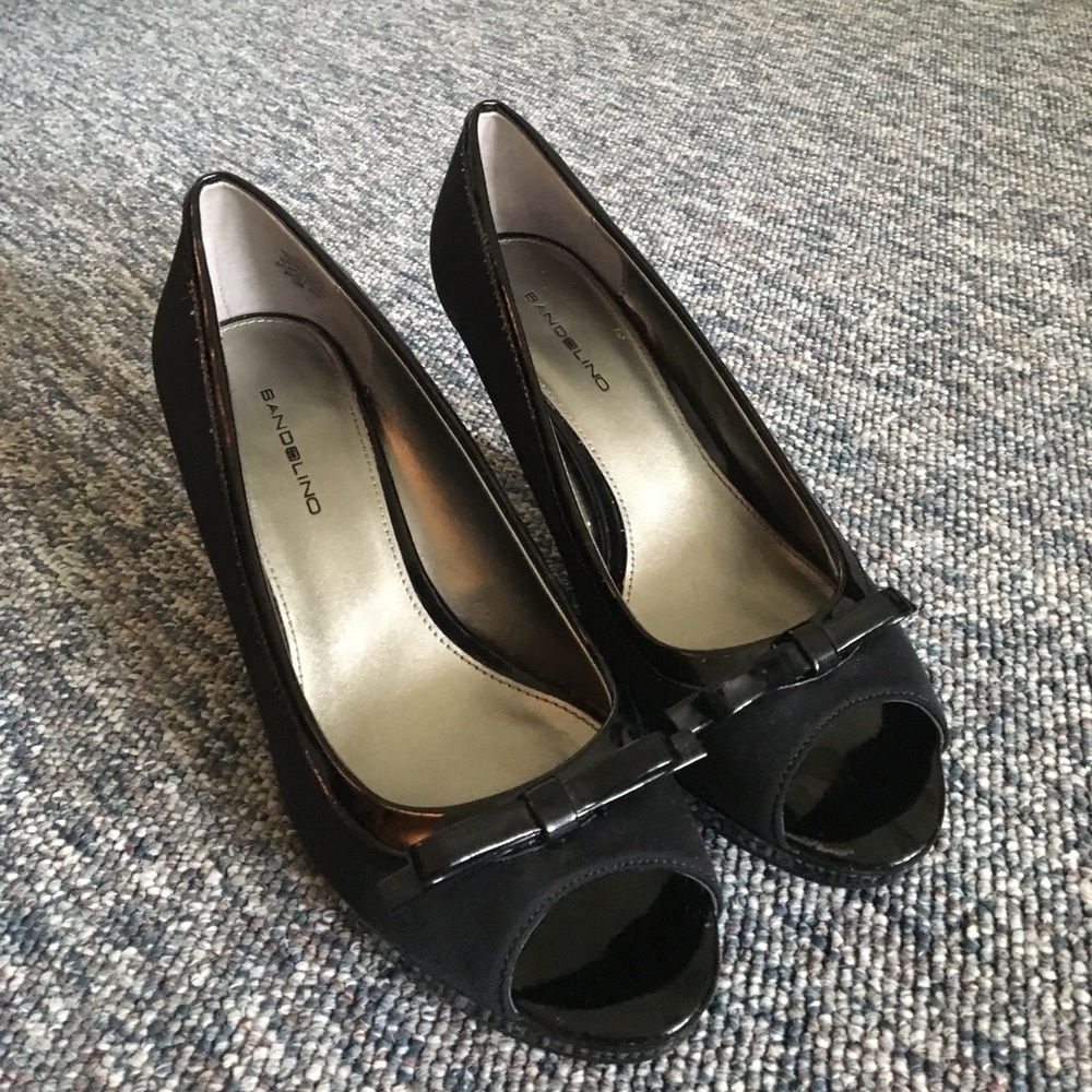 Bandolino peep toe pumps black