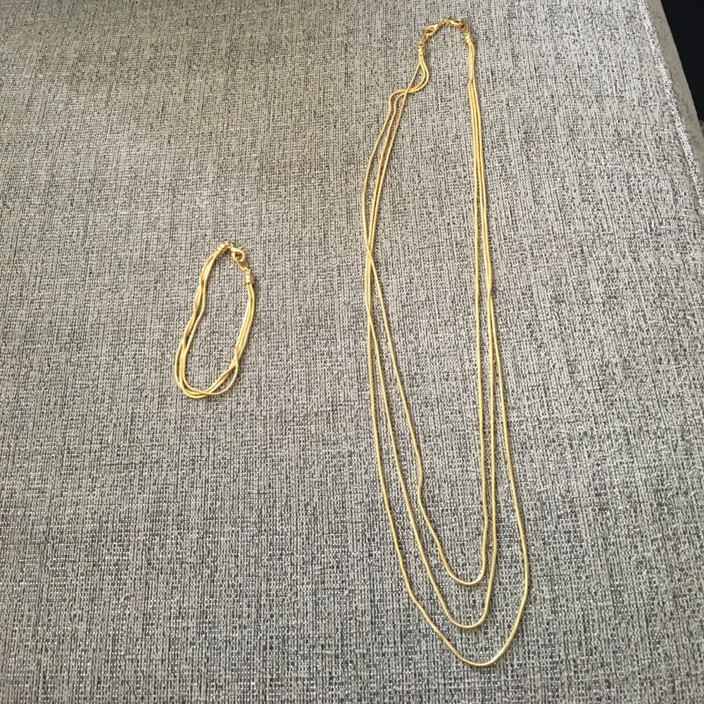 Gold colored necklace and bracelet set!