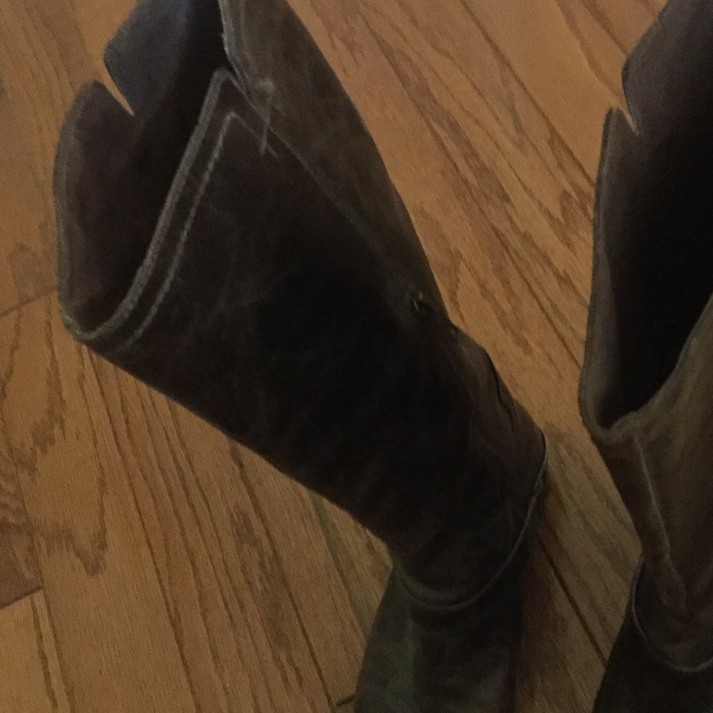 Boots - Picture 3 of 7
