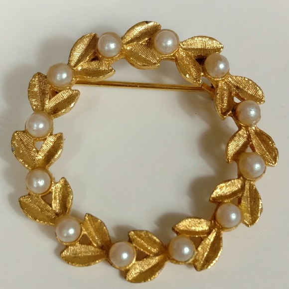Vintage Jewelry - Reserved Pearl & gold tone leaves circle brooch