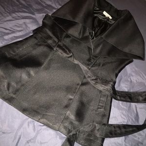 Sleeveless blazer. Wraps and ties