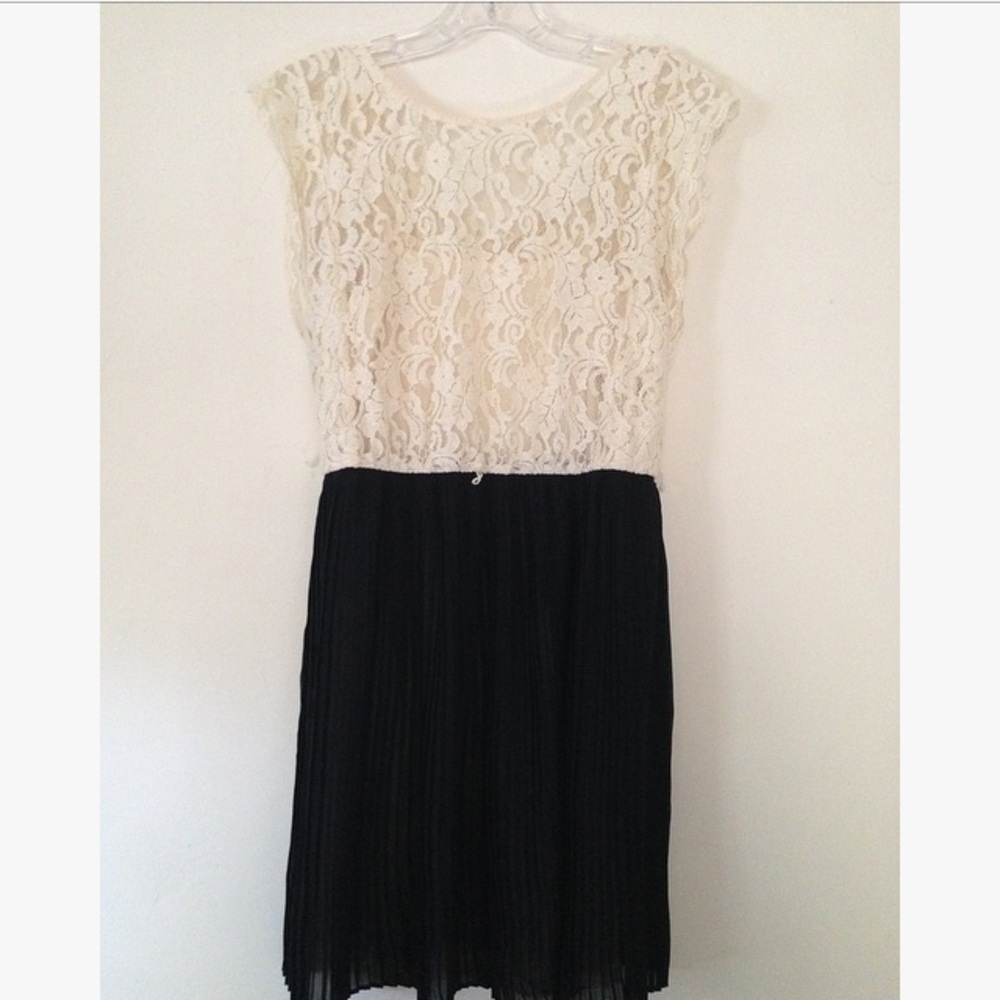 Lace and chiffon pleated mini dress
