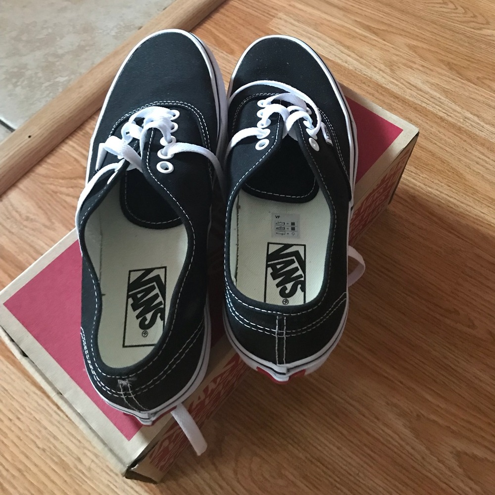 Vans ( Black) men 7 women 8.5