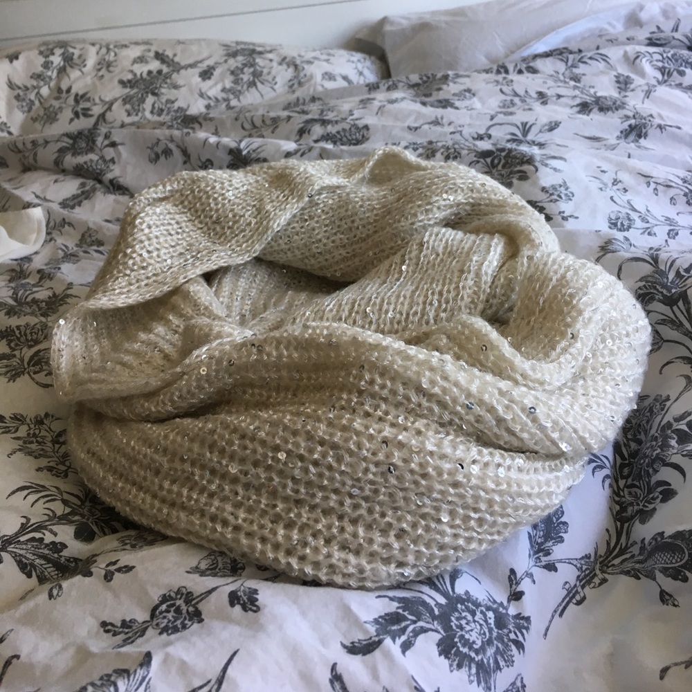 H&M cream sparkles circle scarf