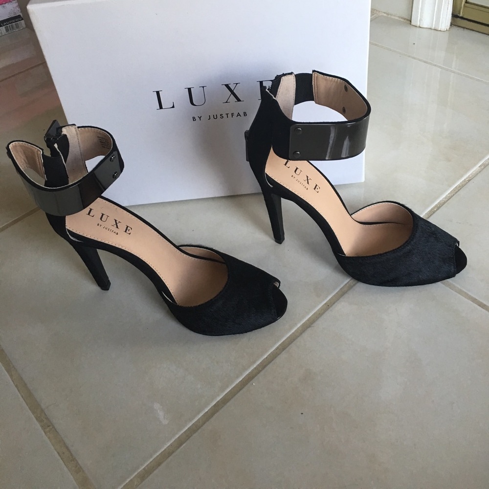 Black heel shoes