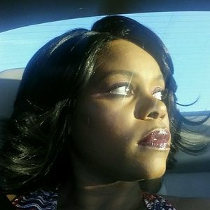 Meet your Posher, Carla