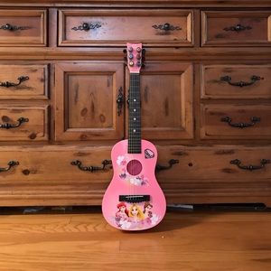 Disney princess guitar very good condition.