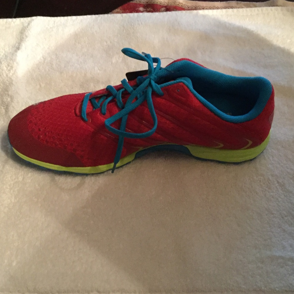 Woman INOV precision fit tennis shoes