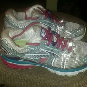 Brooks Ravenna Sneakers