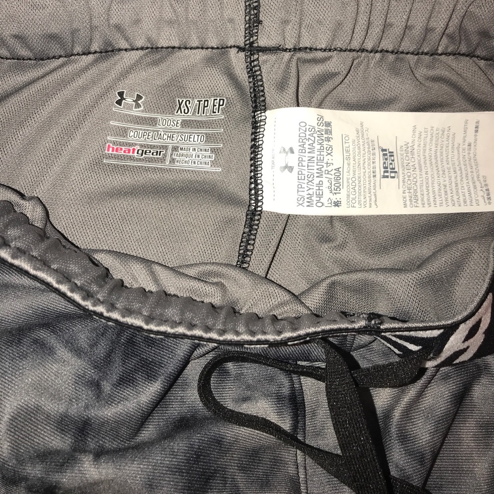UNDER ARMOUR XS LOOSE FIT SHORTS - Picture 4 of 4