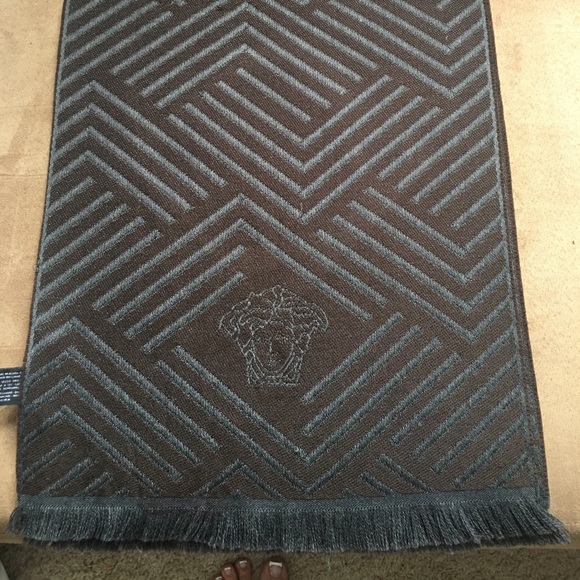 Beautiful Versace Scarf - Picture 4 of 4