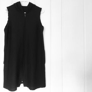 Long under the knee light black vest!!