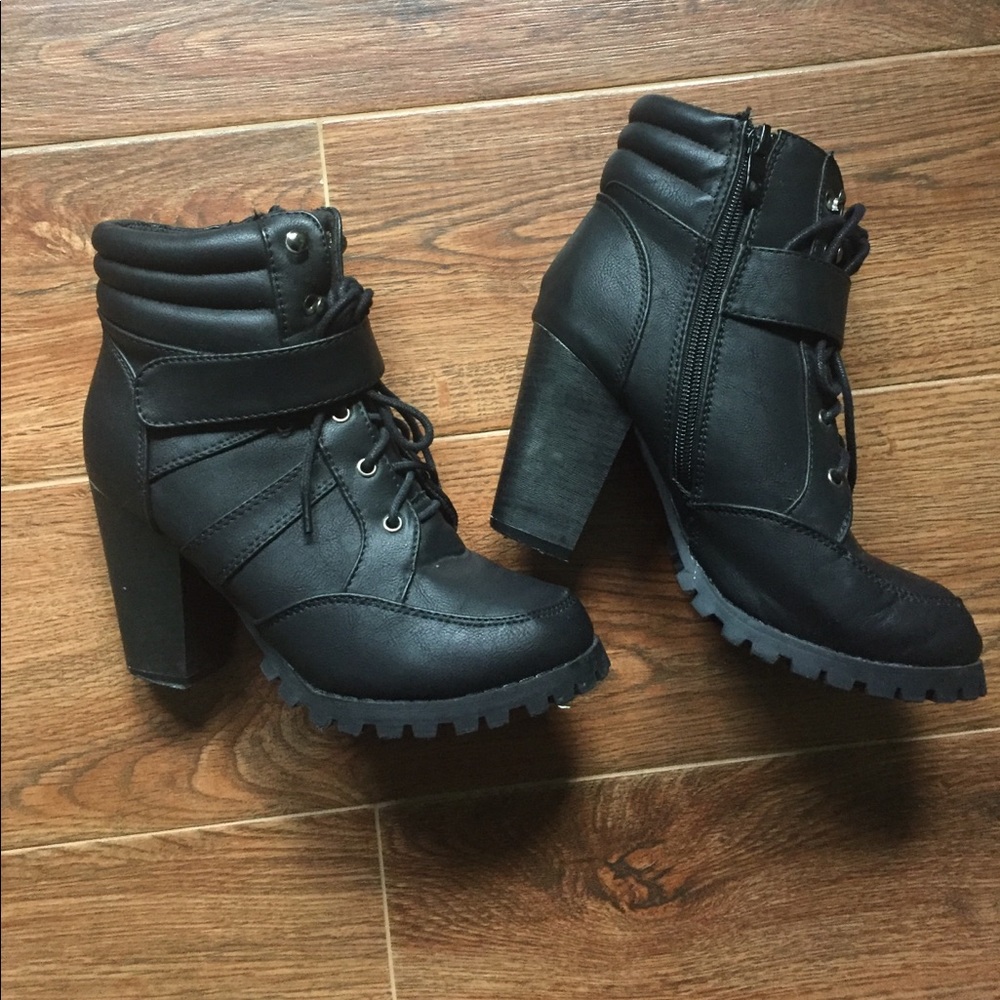 Really cute black boots!!