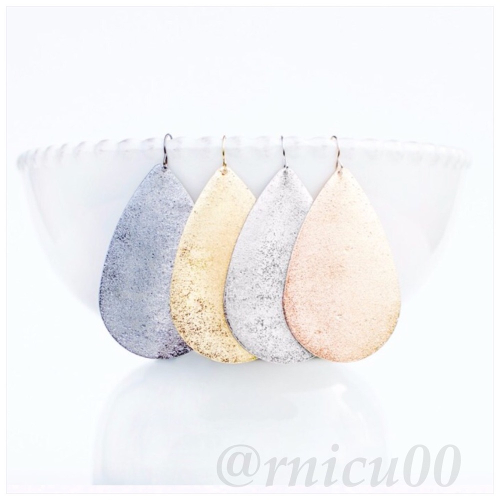 *Last 1* Boutique Metallic Gold Tear Drop Earrings - Picture 5 of 8