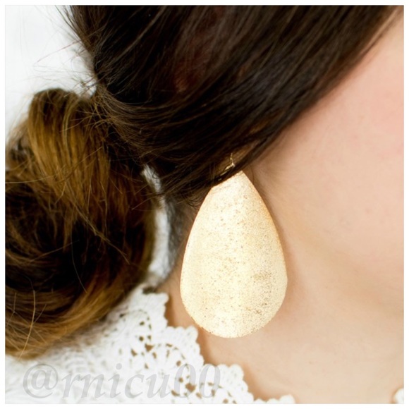 *Last 1* Boutique Metallic Gold Tear Drop Earrings - Picture 2 of 8