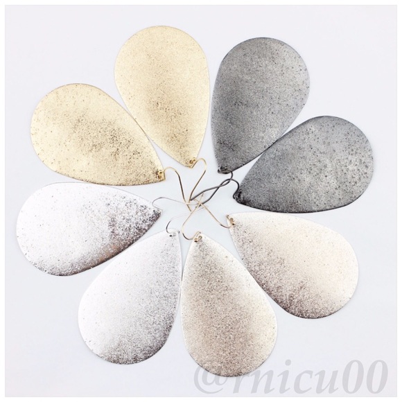 *Last 1* Boutique Metallic Gold Tear Drop Earrings - Picture 6 of 8