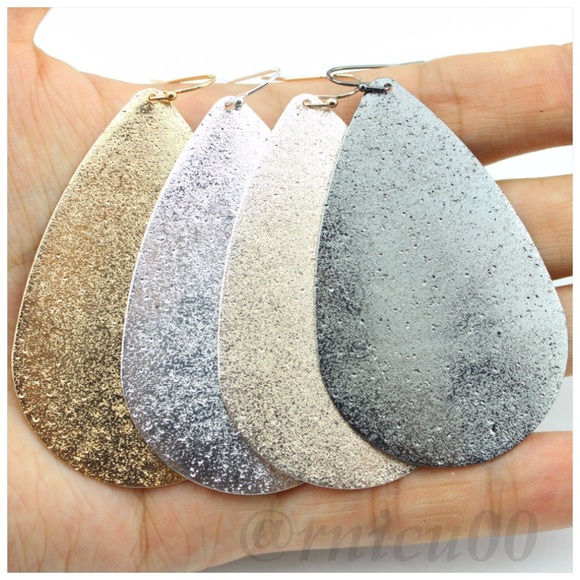 *Last 1* Boutique Metallic Gold Tear Drop Earrings - Picture 7 of 8