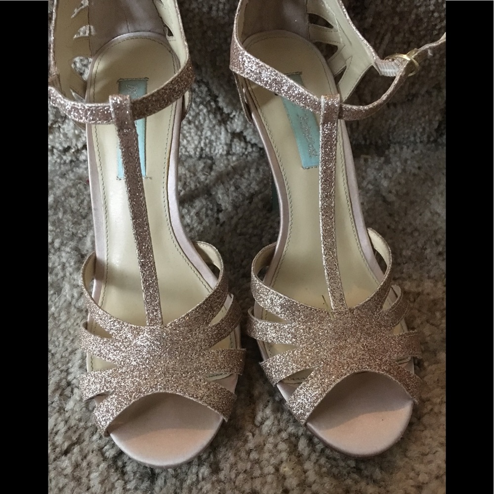 Betsey Johnson Size 7 T Strap