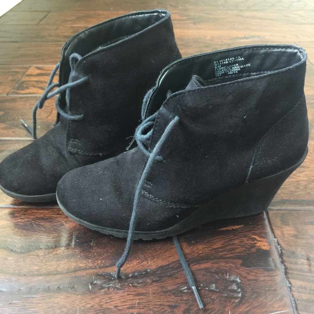 White Mountain suede lace up boots