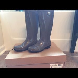 Ugg rain boots size 5