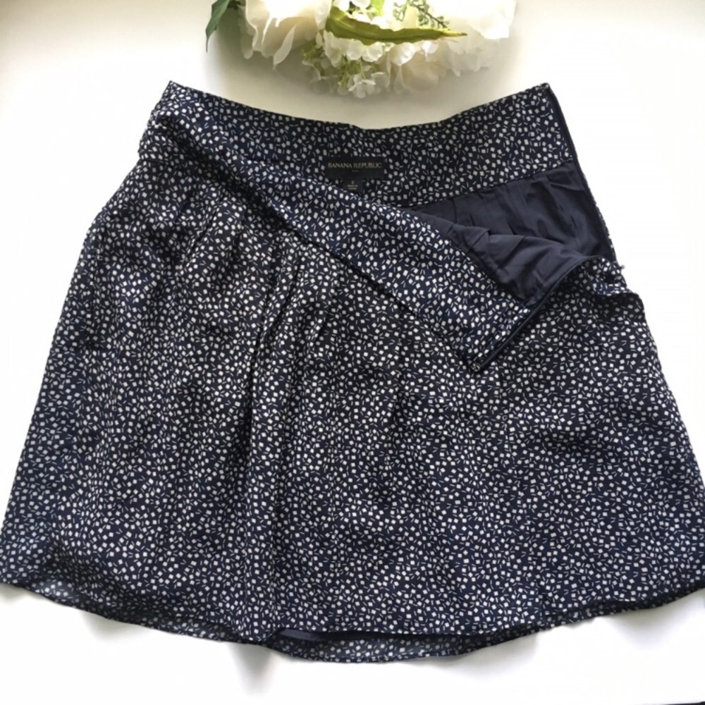 Sale! 🎉 Banana Republic / Flowy Skirt w/ Pockets!
