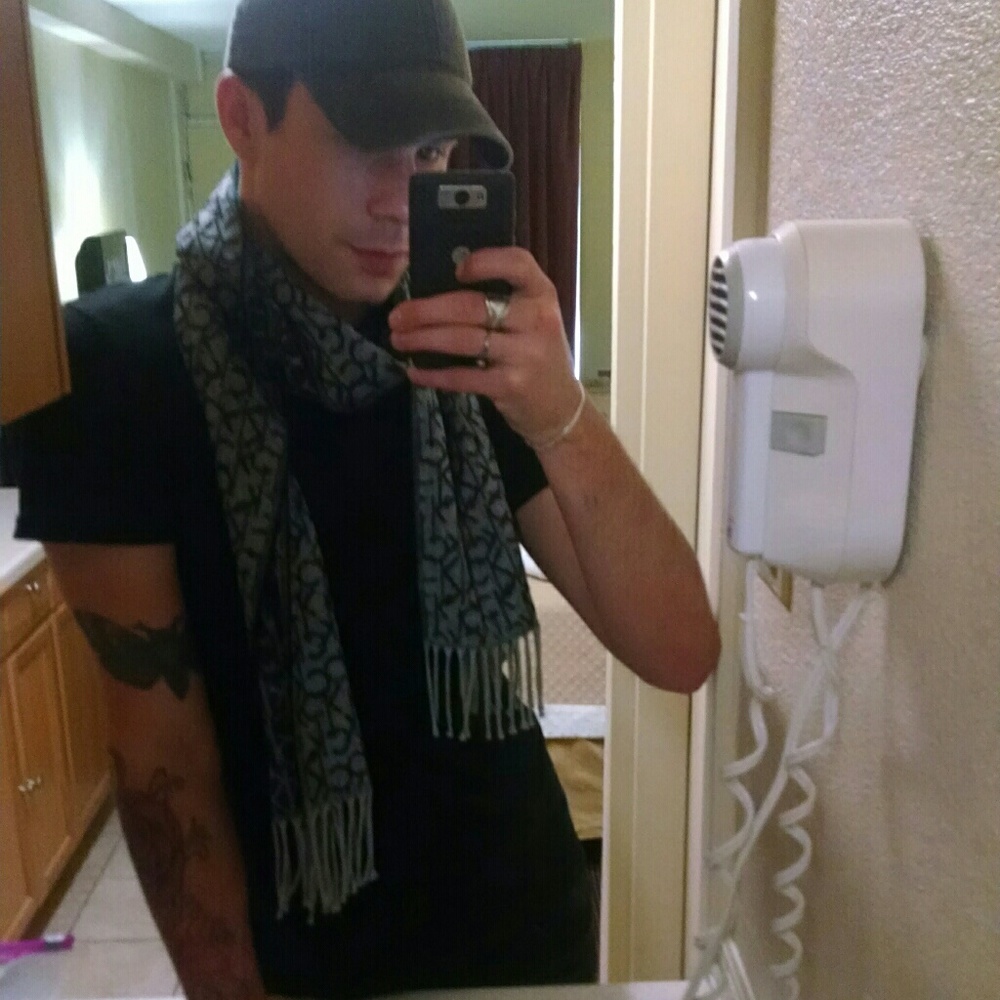 Unisex Calvin Klein scarf in grey and black!