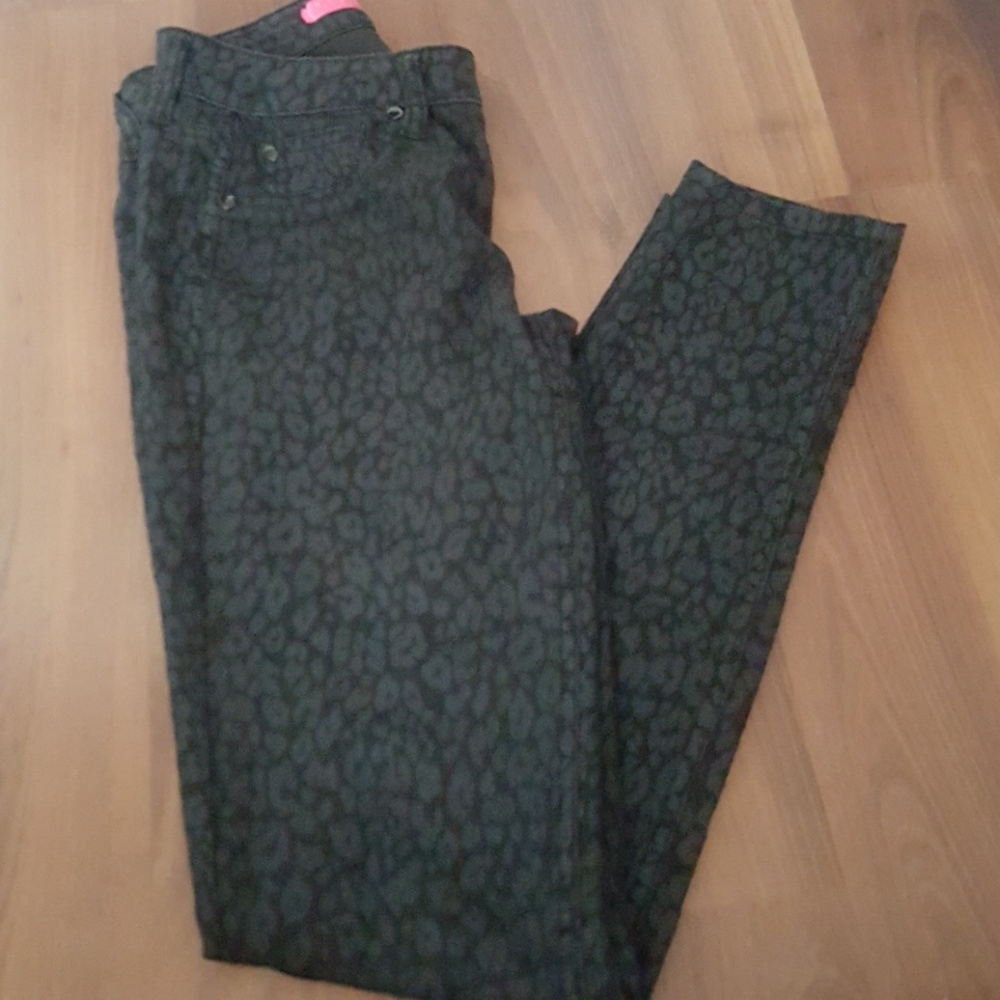 Black leopard print skinny pants