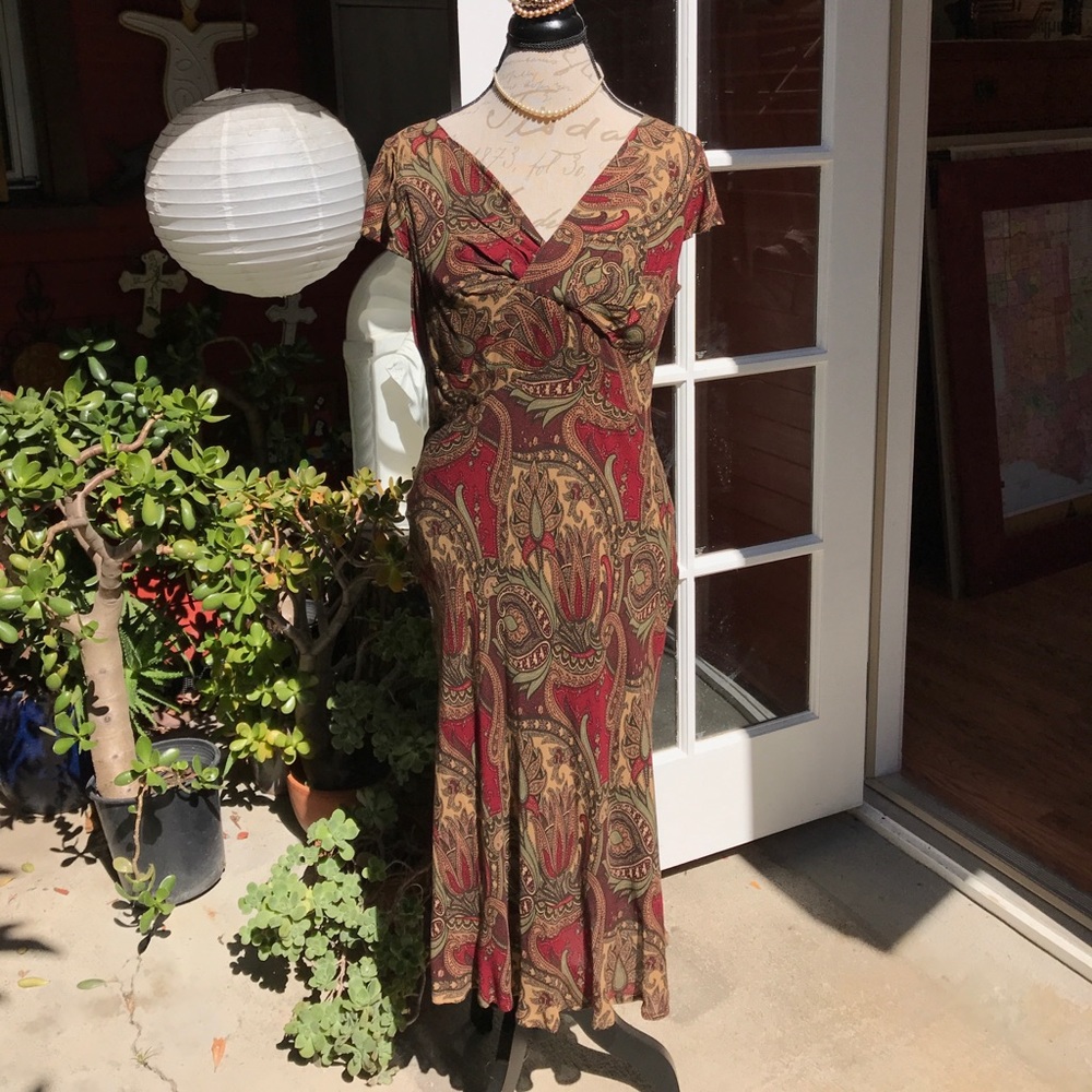Elegant paisley short-sleeved dress