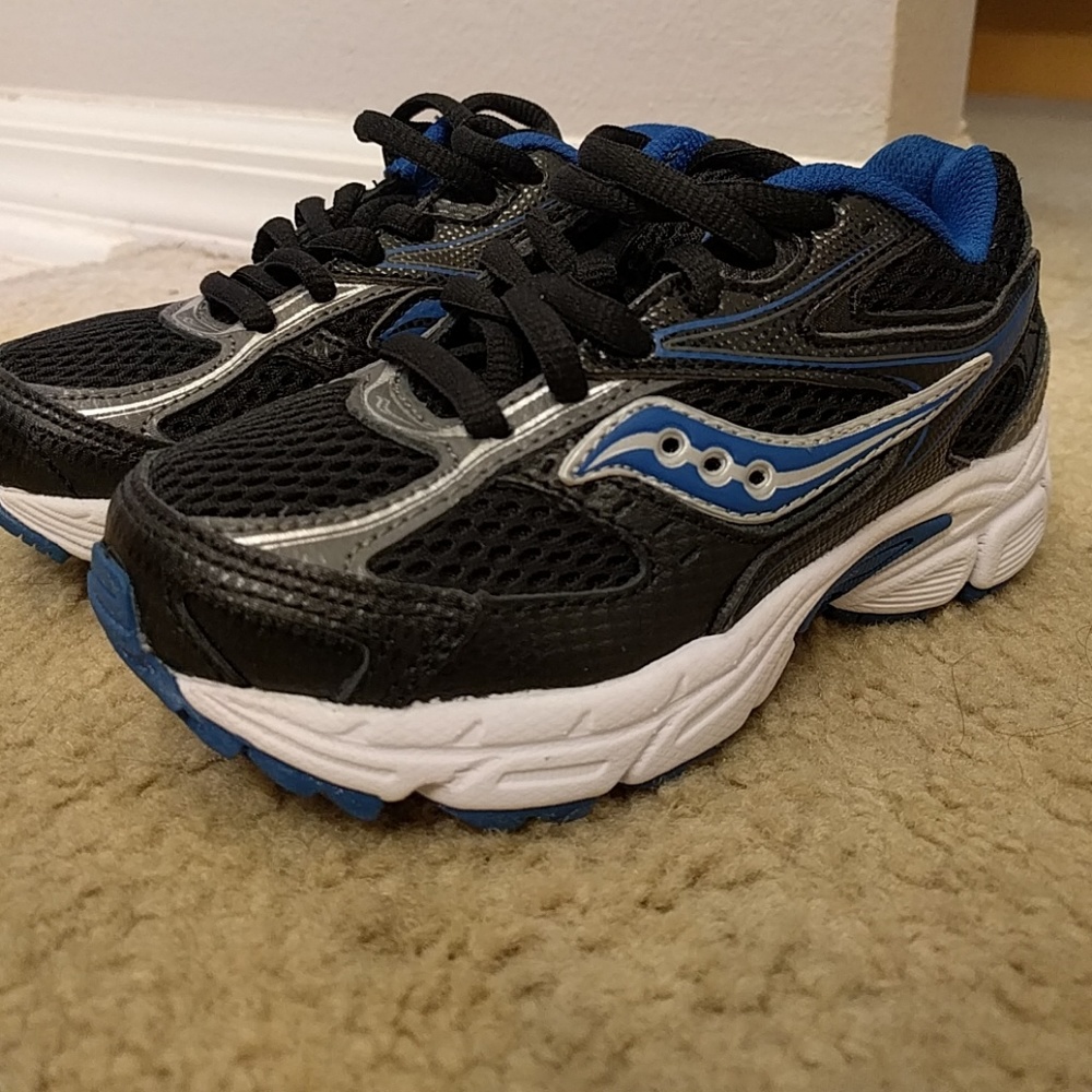 Boys saucony cohesion black and blue sneakers