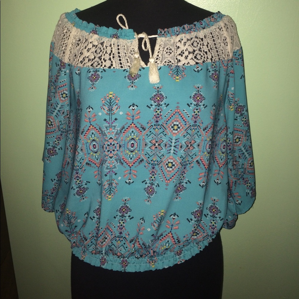 Off the shoulder printed shirt