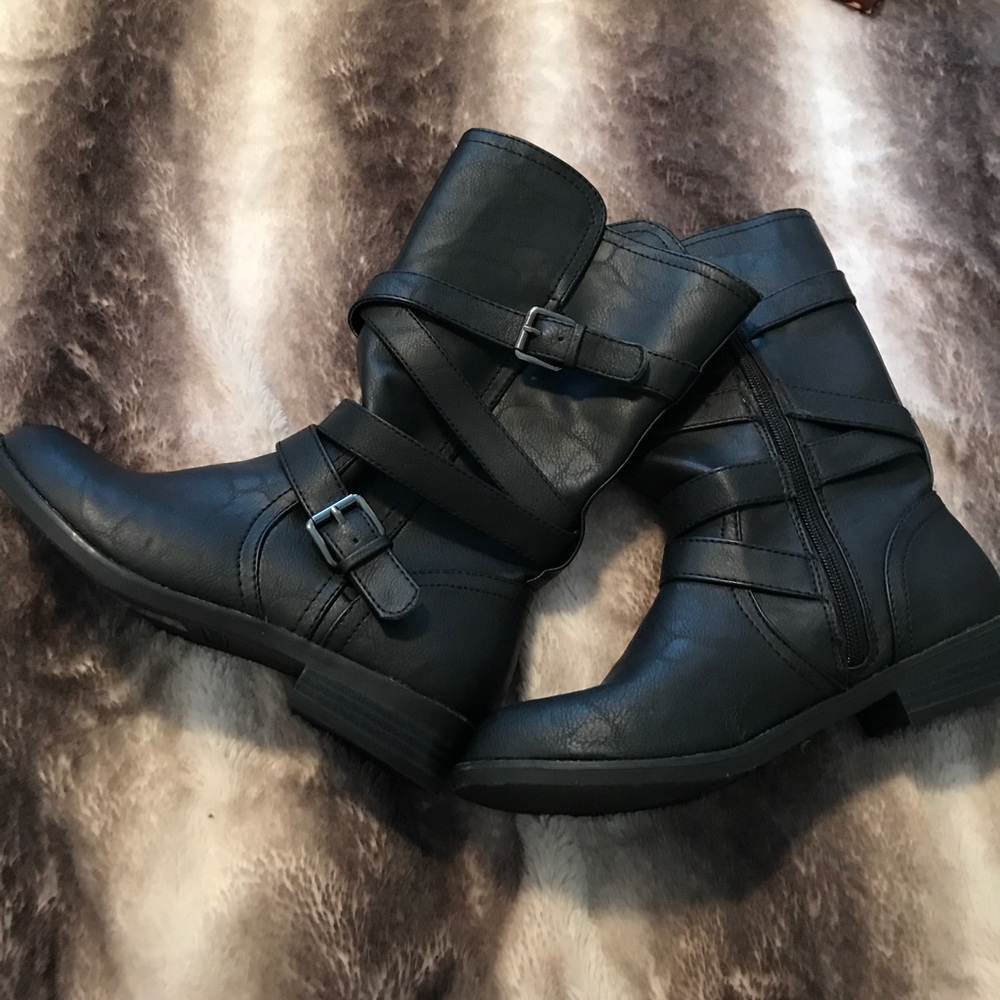 Black (faux) leather boots!