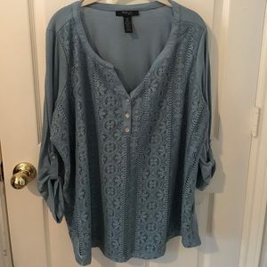 Women’s top with lace front