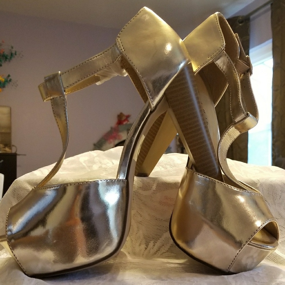 Breckelle's  heels