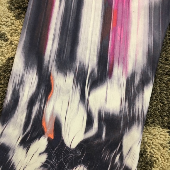 Lululemon Crops- Size 8 - Picture 3 of 5