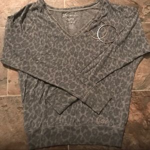 ❄️B1G1F Aero Long Sleeve Shirt Gray Leopard XS