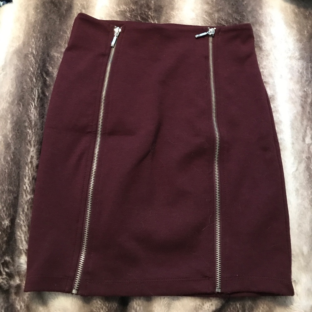 Maroon fall skirt with zipper detail