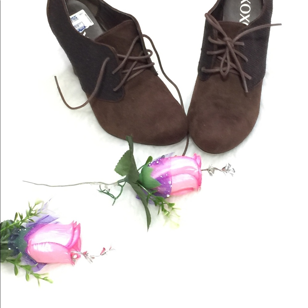 Xoxo brown booties with laces