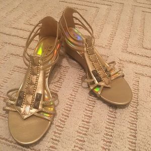 Gold shoes perfect for bridesmaid