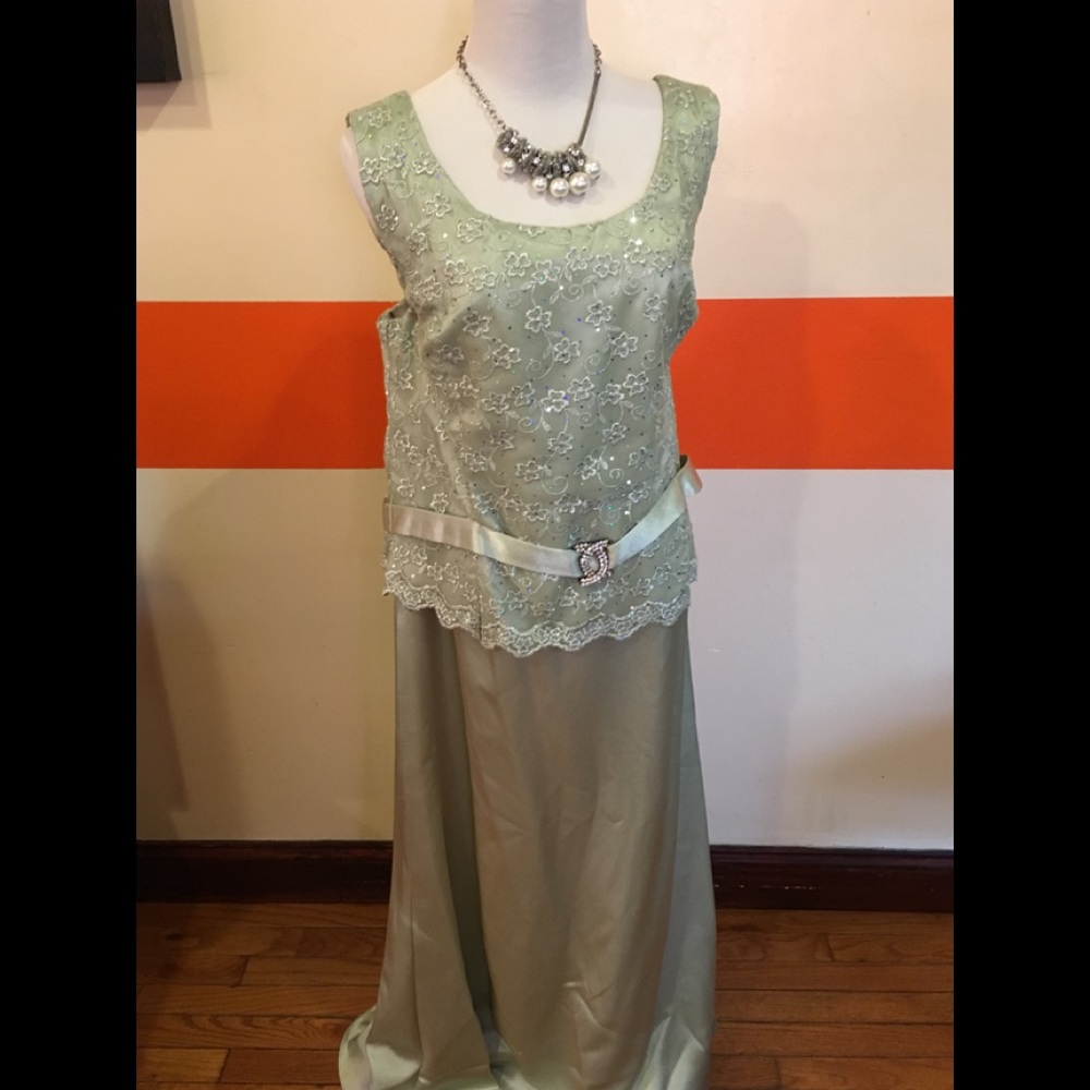 👑 Elegant 2 pc evening gown.