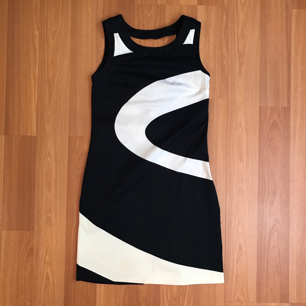 Swirly open back keyhole black white sheath dress