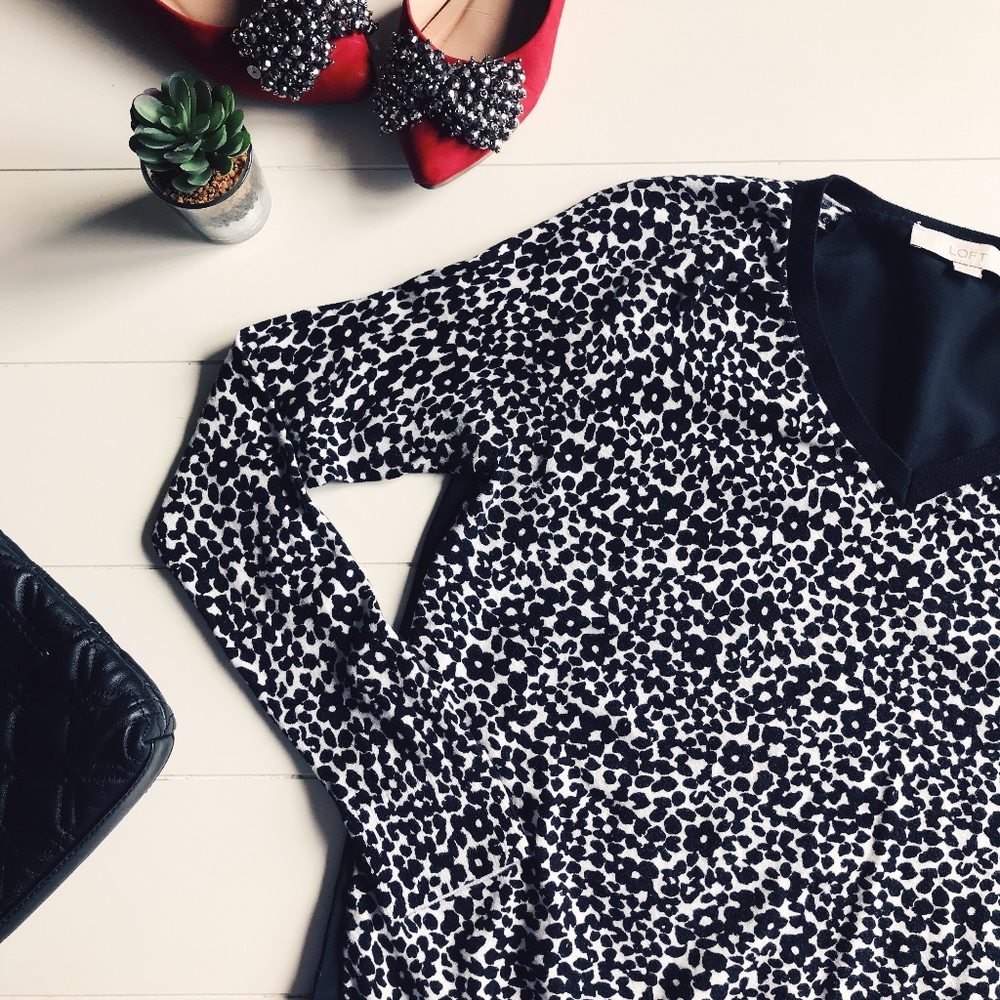 ❌SOLD❌ 🎉Host Pick🎉 LOFT - Print V-Neck Sweater