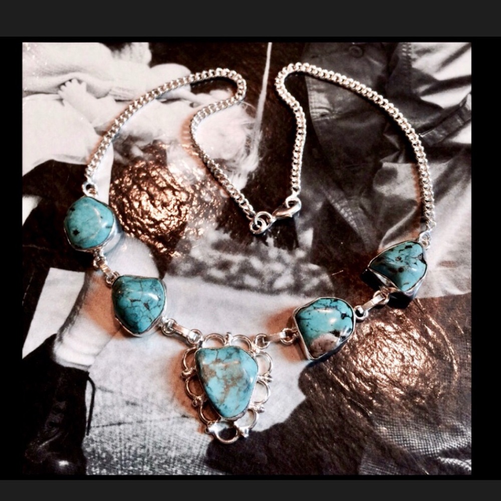 🎉HP🎉 Faux Turquoise Stone Statement Necklace