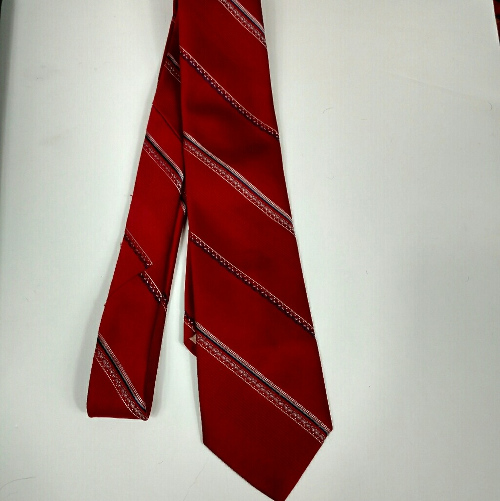 Vintage red tie with small grey paisleys med width