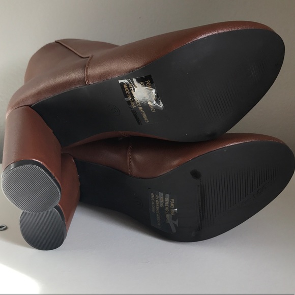 Sleek Ankle Pointed Bootie - Picture 3 of 6